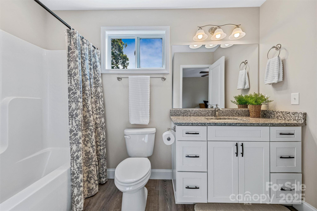 62 Toms Park Cir Hendersonville, NC 28792