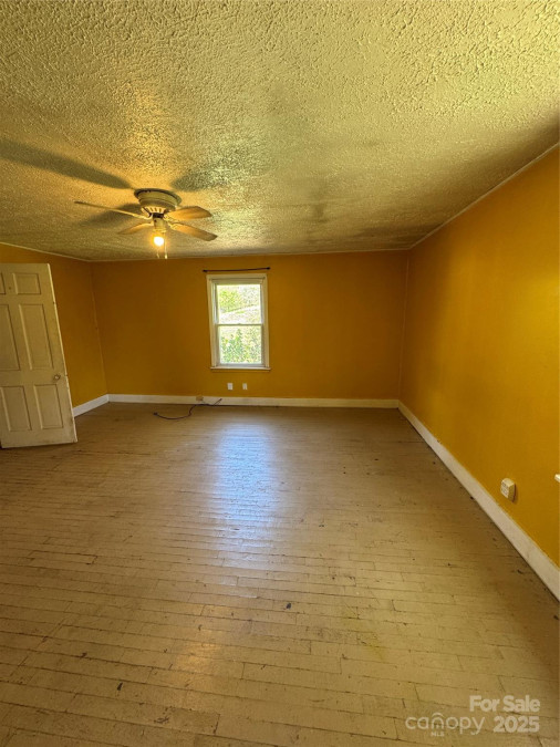 17 Jenny St Asheville, NC 28806
