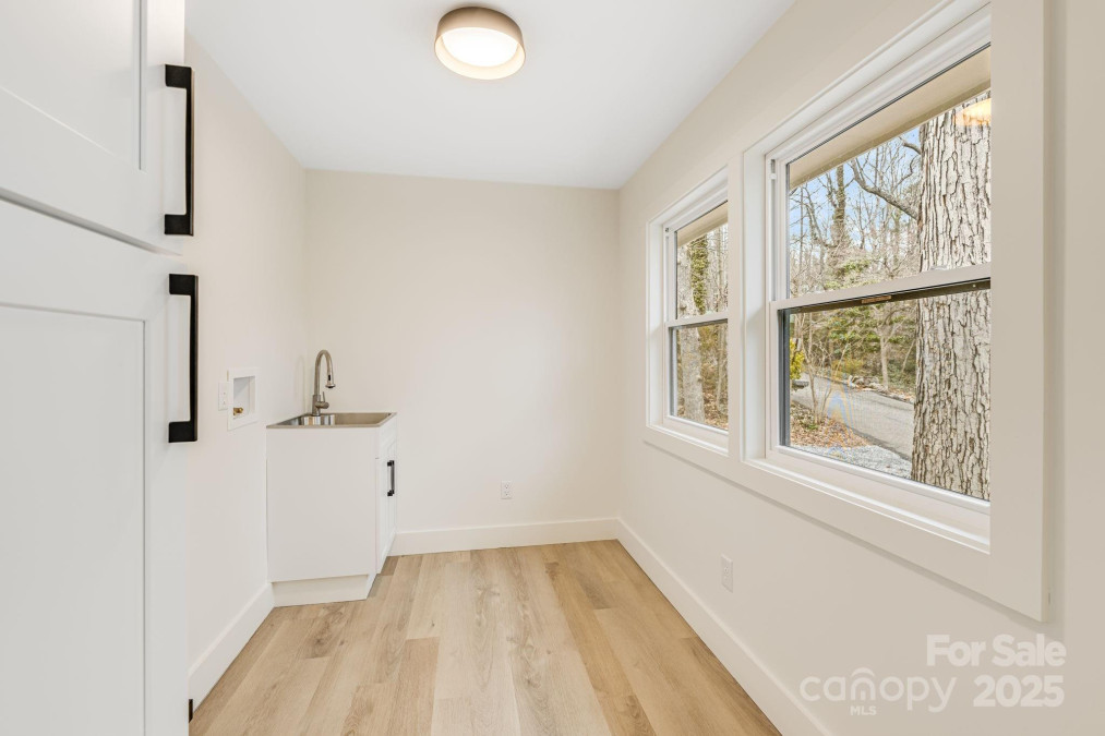 7 Angus Ln Asheville, NC 28805