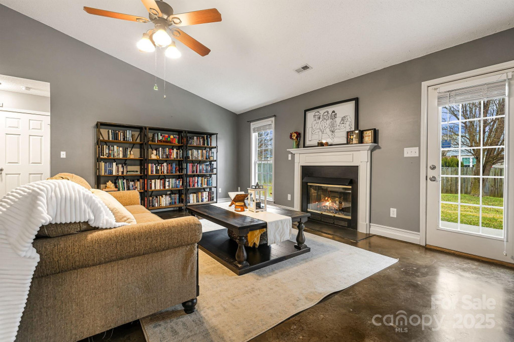 143 Sunberry Trl Fletcher, NC 28732