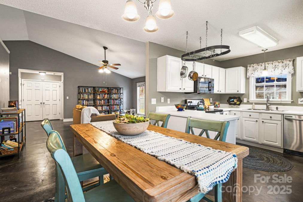 143 Sunberry Trl Fletcher, NC 28732