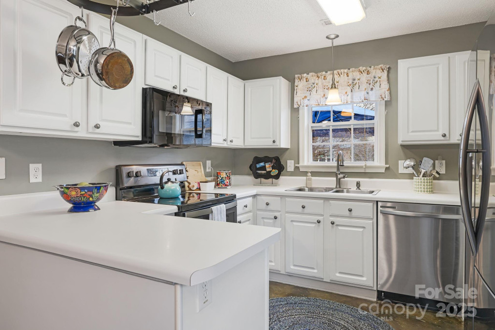 143 Sunberry Trl Fletcher, NC 28732