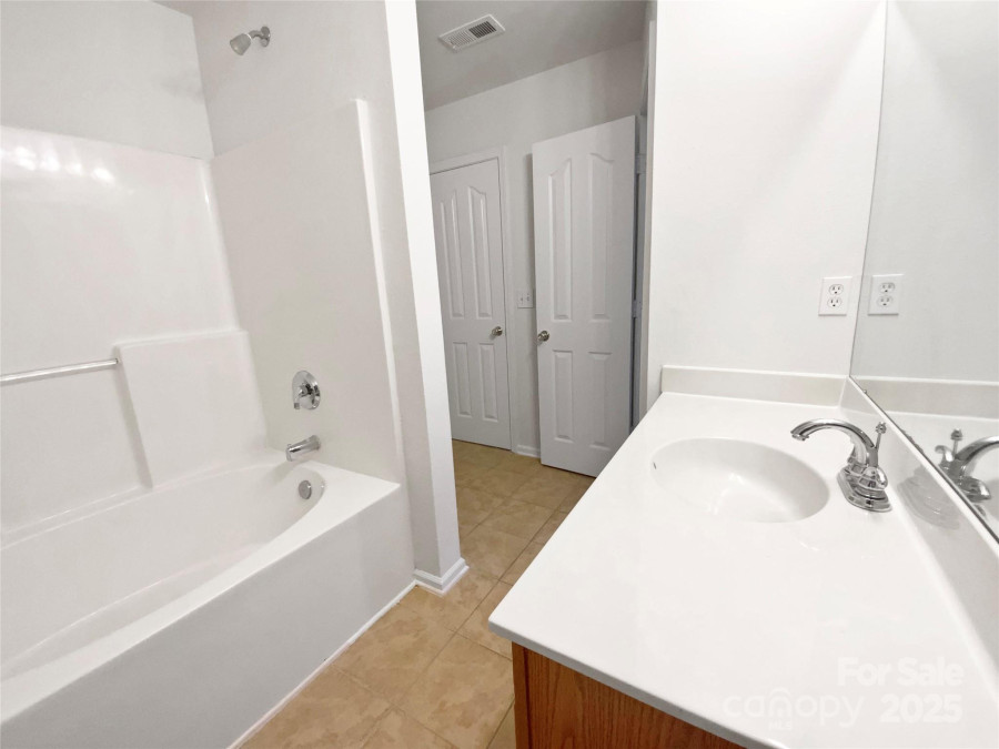 2643 Meadow Knoll Dr Charlotte, NC 28269