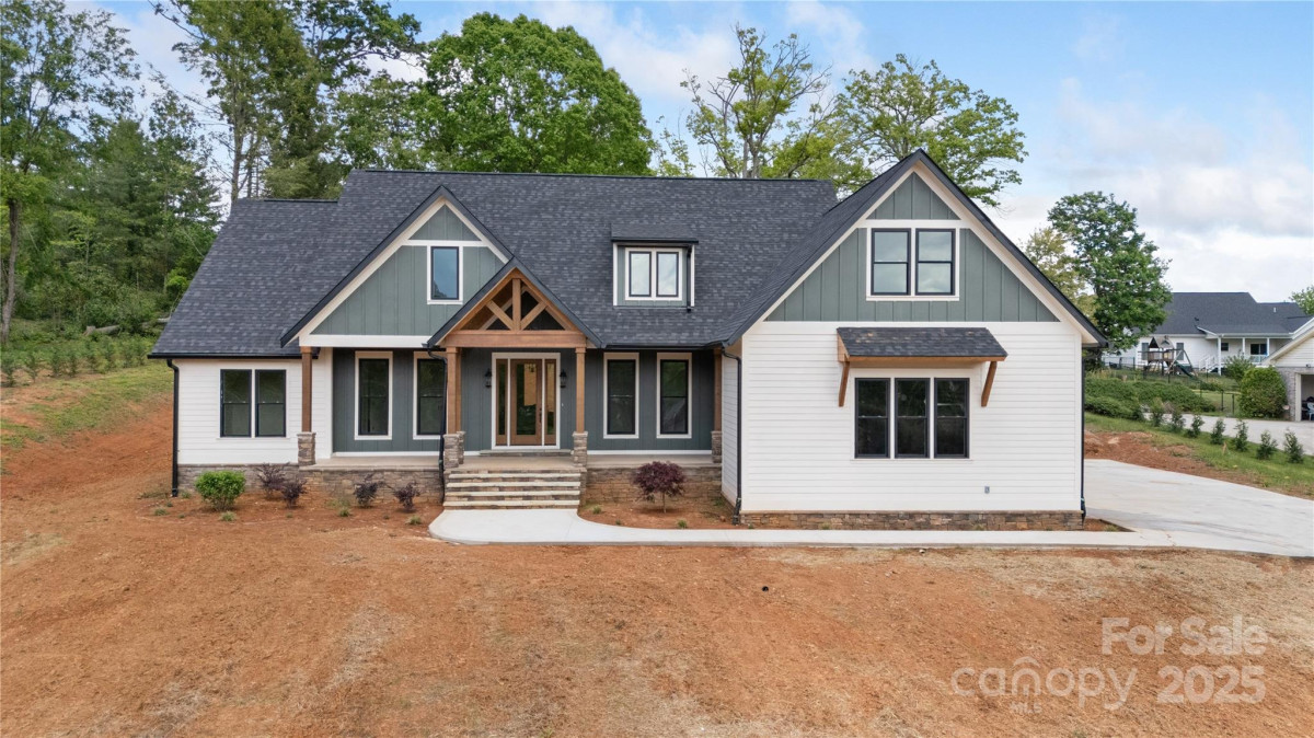 135 Westview Dr Hendersonville, NC 28791