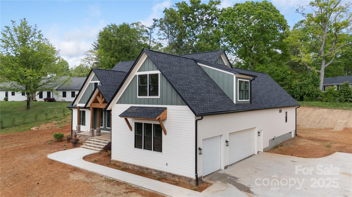 135 Westview Dr Hendersonville, NC 28791