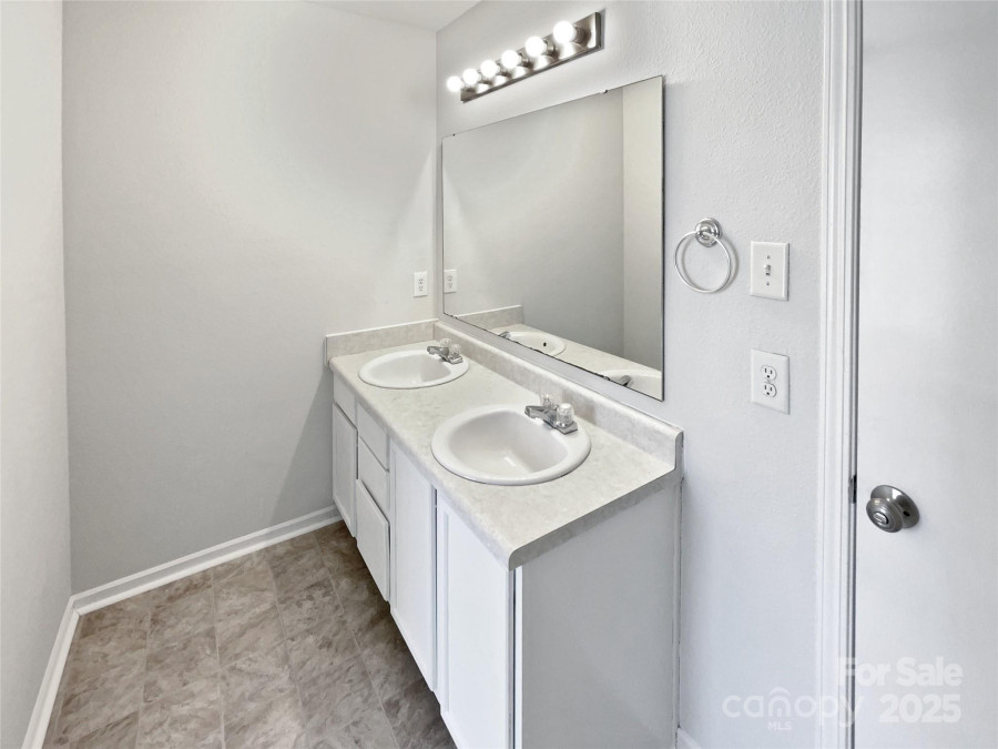 1121 Swearngan Ridge Ct Charlotte, NC 28216