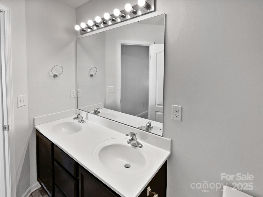 121 Woodbridge Cir Mount Holly, NC 28120
