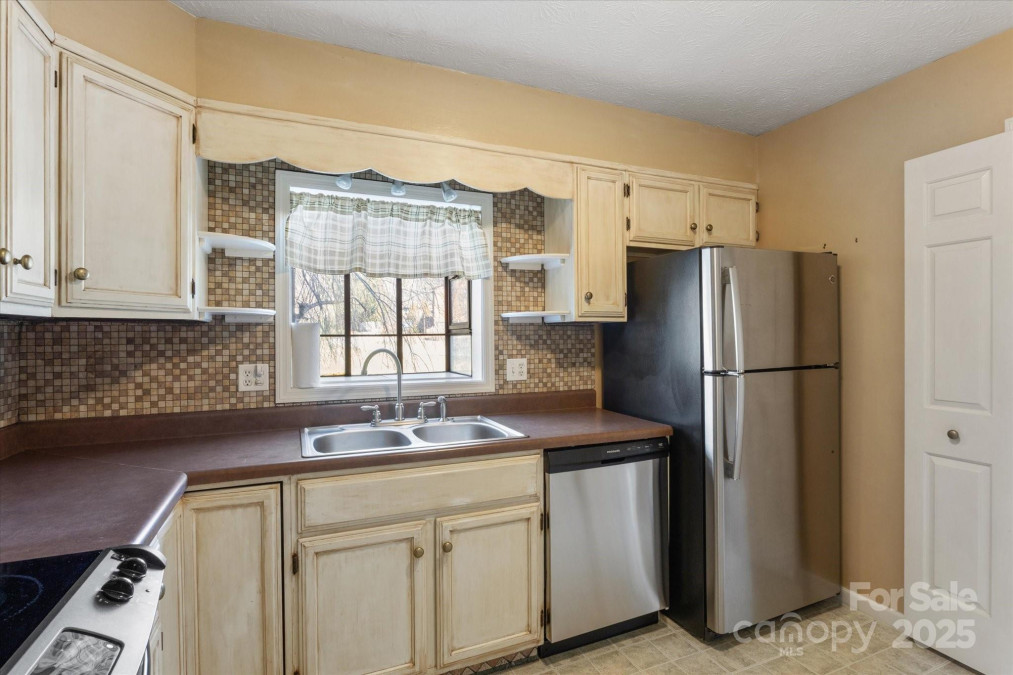 1749 B Haywood Manor Rd Hendersonville, NC 28791