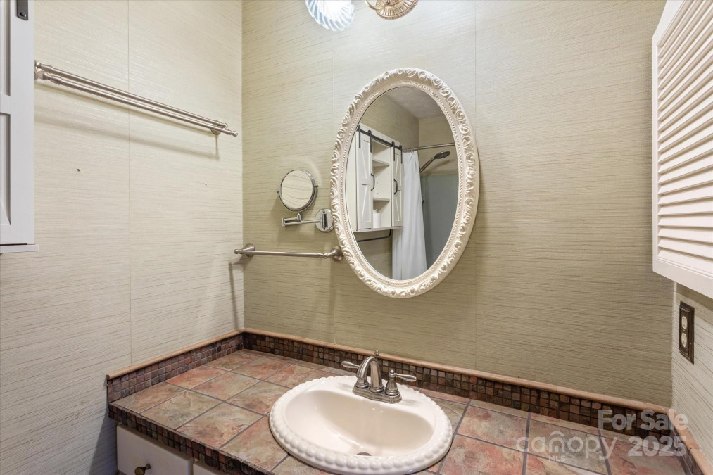 1749 B Haywood Manor Rd Hendersonville, NC 28791