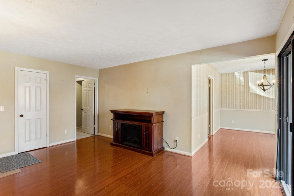1749 B Haywood Manor Rd Hendersonville, NC 28791