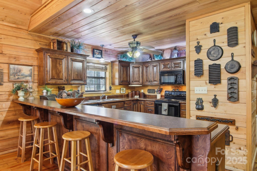 49 Breezy Creek Ln Maggie Valley, NC 28751