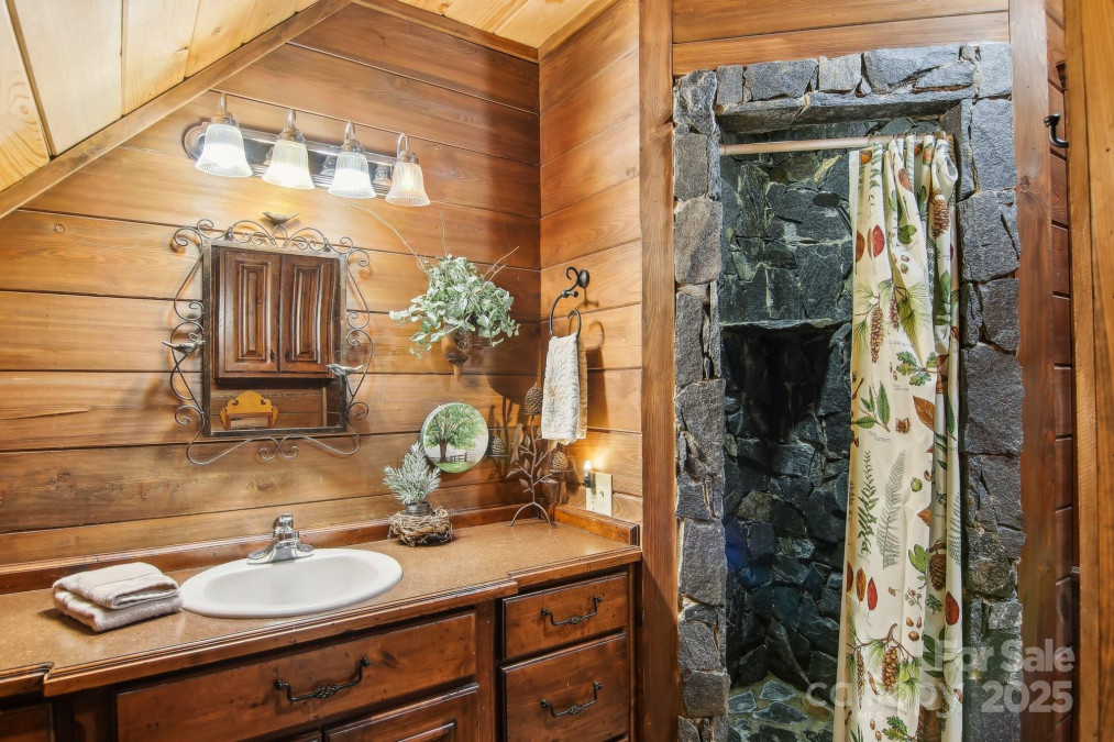 49 Breezy Creek Ln Maggie Valley, NC 28751