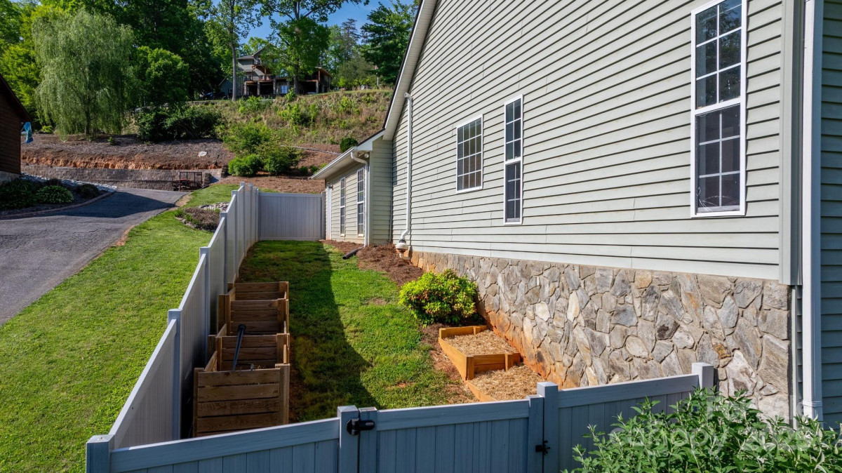 892 Plantation Dr Marion, NC 28752