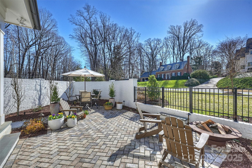 2509 Montrose Ct Charlotte, NC 28207