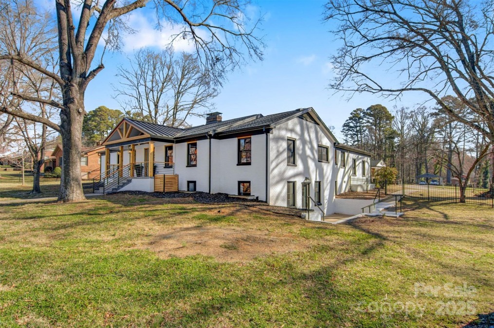 1206 9th St Hickory, NC 28601