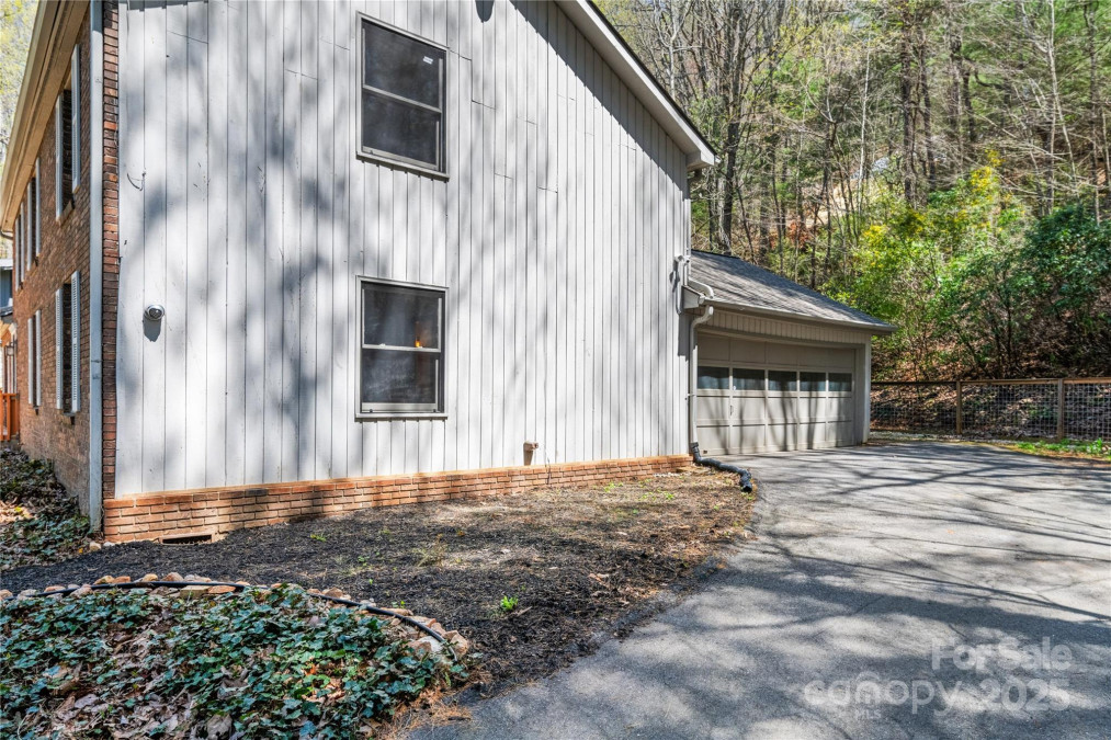 15 Elmwood Ln Asheville, NC 28803