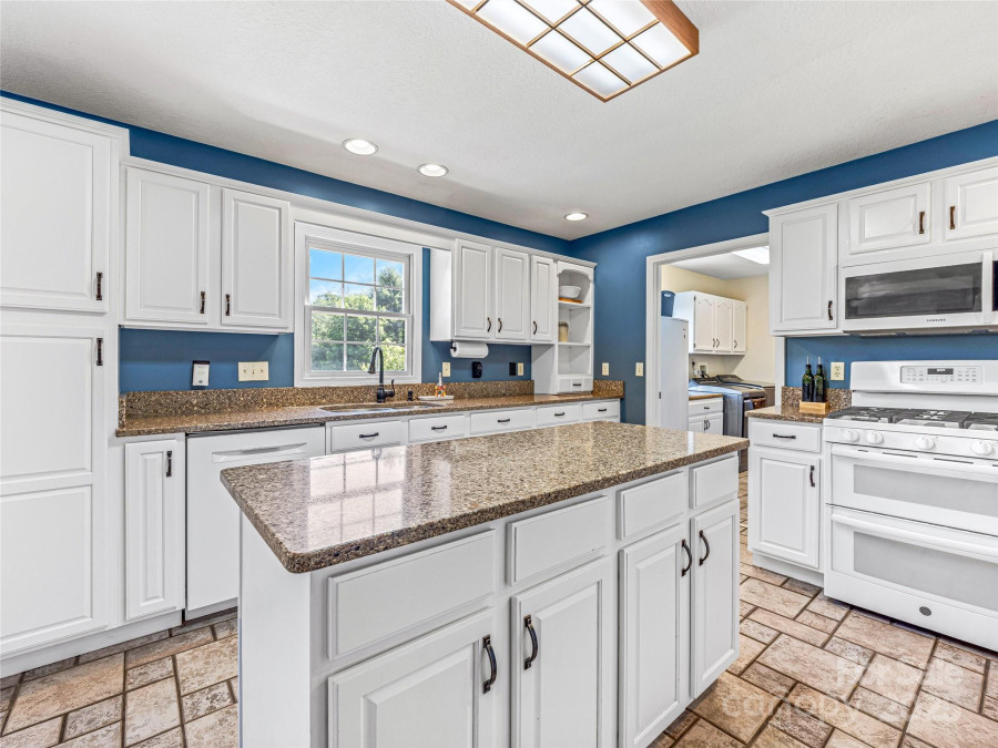 7 Forest Ridge Dr Weaverville, NC 28787