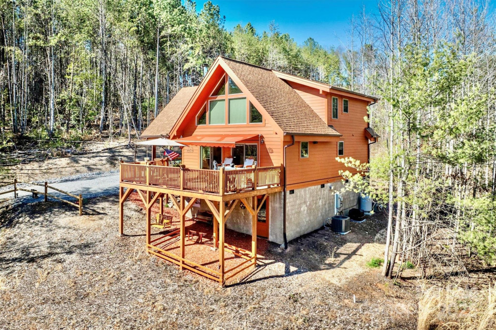 6033 Low Country Rd Lenoir, NC 28645