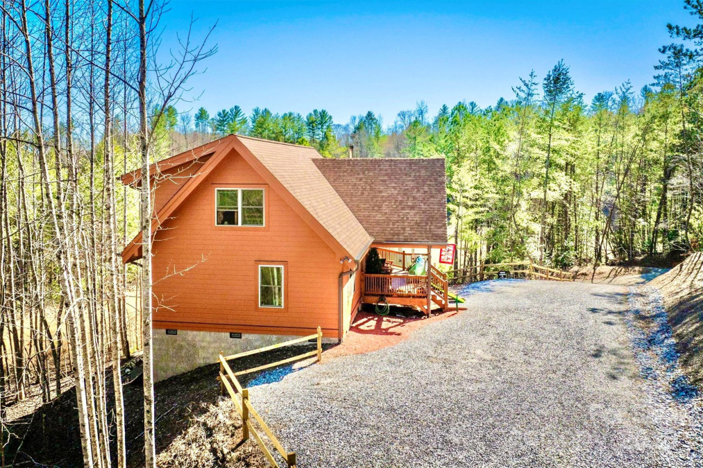 6033 Low Country Rd Lenoir, NC 28645