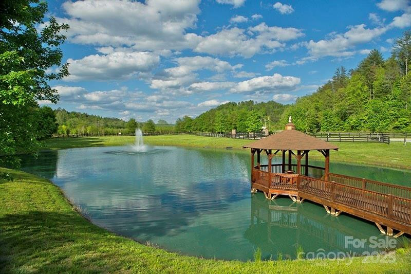 6033 Low Country Rd Lenoir, NC 28645