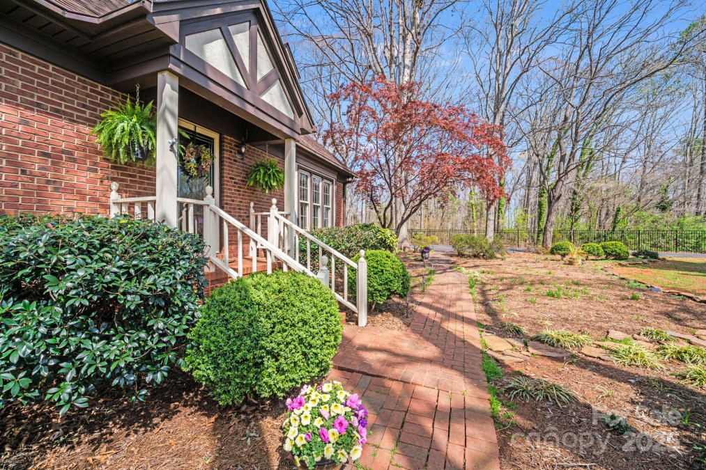 2324 Chestnut Ln Matthews, NC 28104