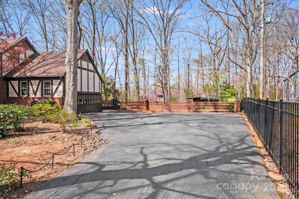 2324 Chestnut Ln Matthews, NC 28104