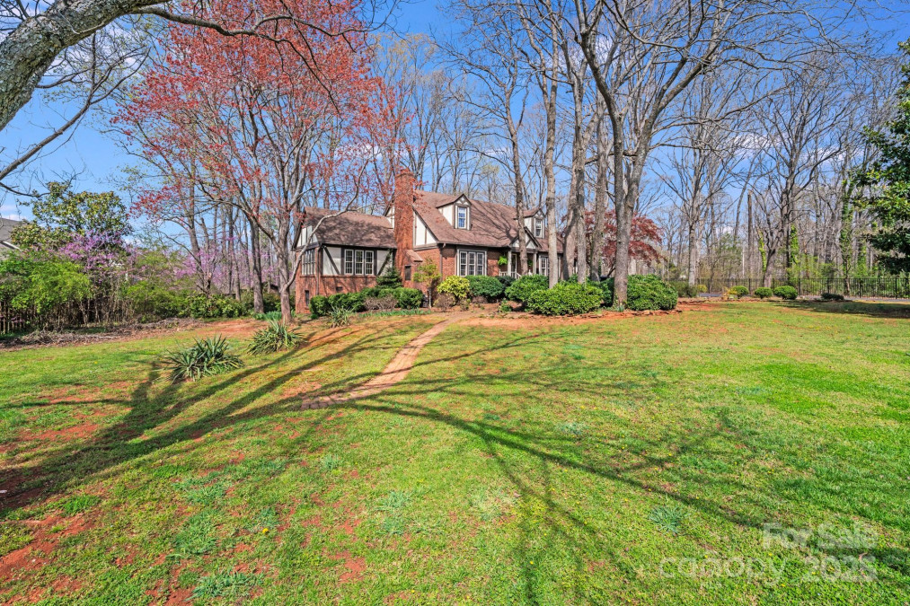 2324 Chestnut Ln Matthews, NC 28104