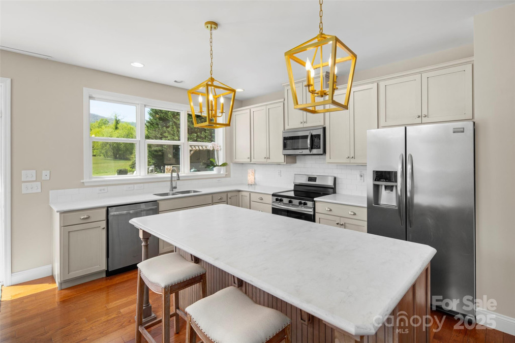 526 Davis Creek Rd Candler, NC 28715