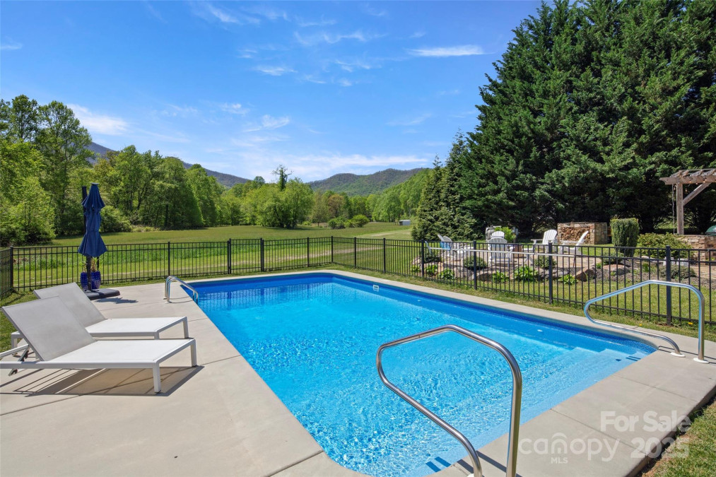 526 Davis Creek Rd Candler, NC 28715