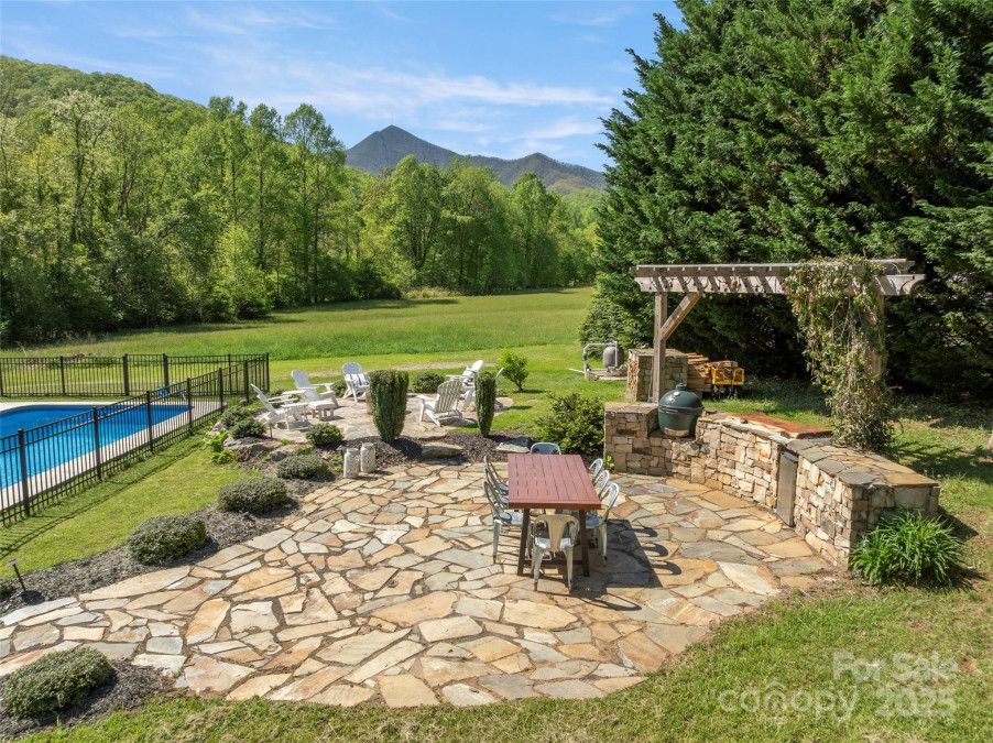 526 Davis Creek Rd Candler, NC 28715