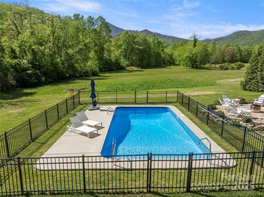 526 Davis Creek Rd Candler, NC 28715