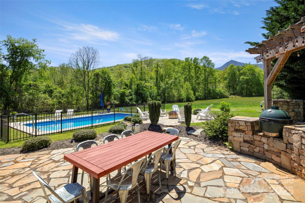 526 Davis Creek Rd Candler, NC 28715