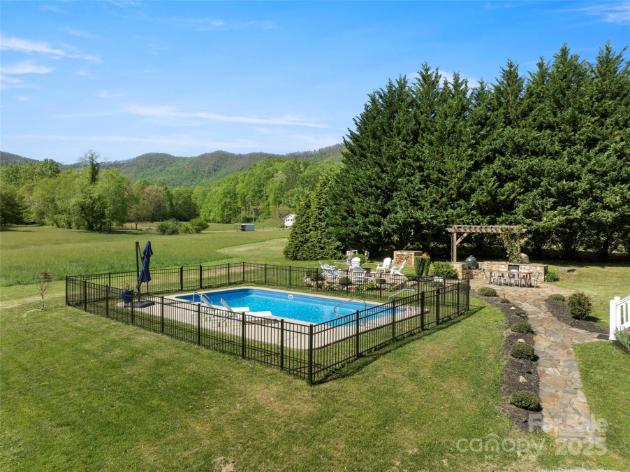 526 Davis Creek Rd Candler, NC 28715