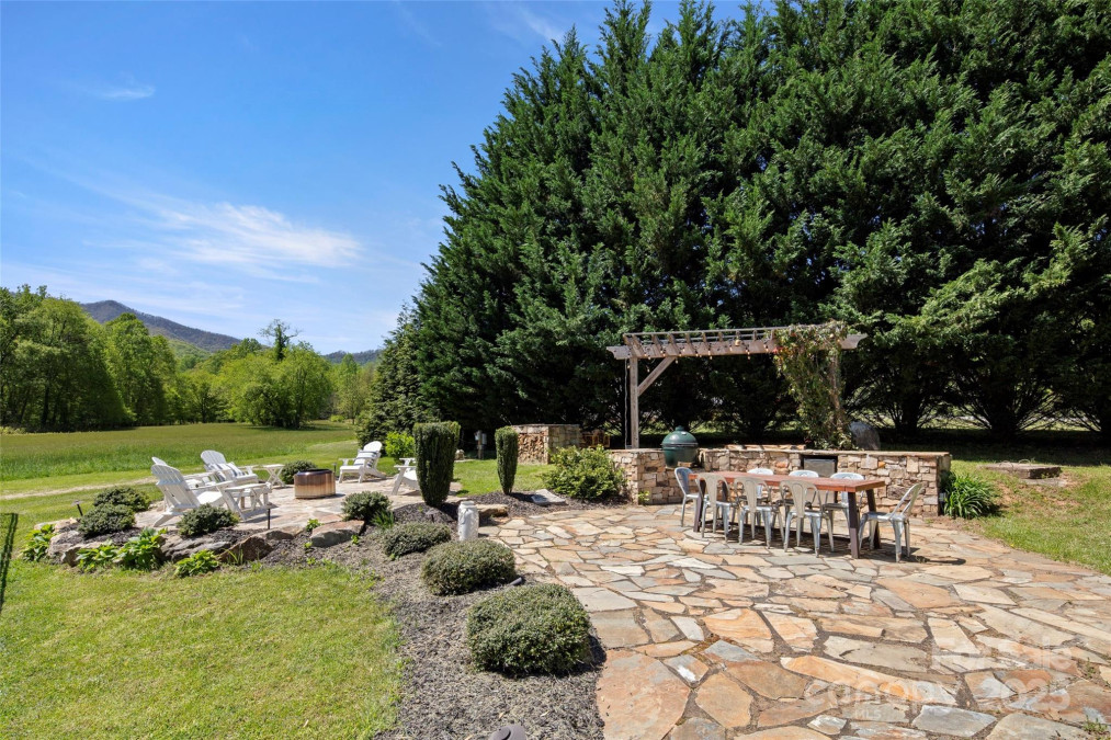 526 Davis Creek Rd Candler, NC 28715