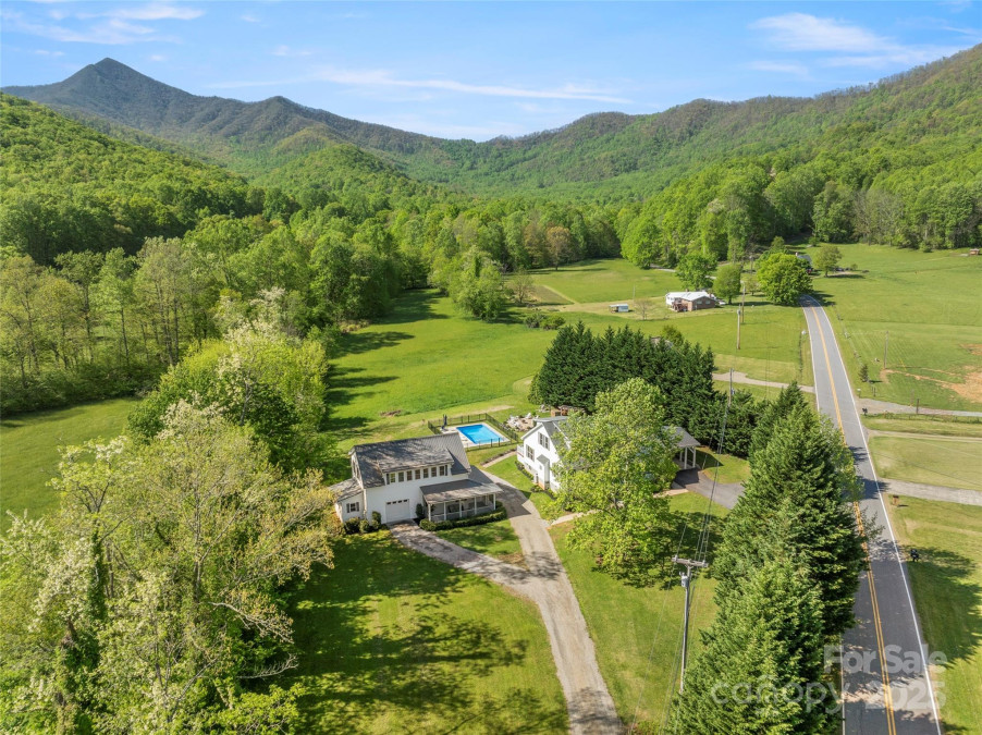 526 Davis Creek Rd Candler, NC 28715