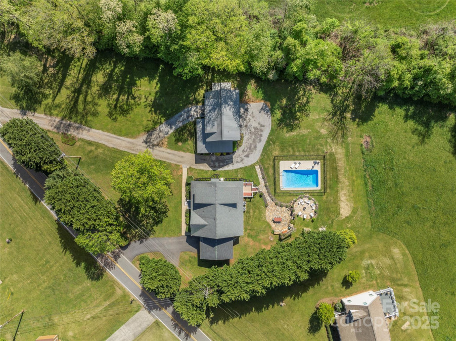 526 Davis Creek Rd Candler, NC 28715