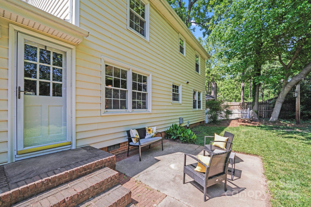 1327 Cedarwood Ln Charlotte, NC 28212
