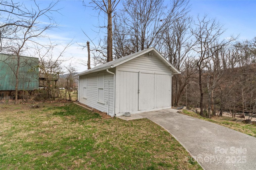 491 Lance Ave Hot Springs, NC 28743