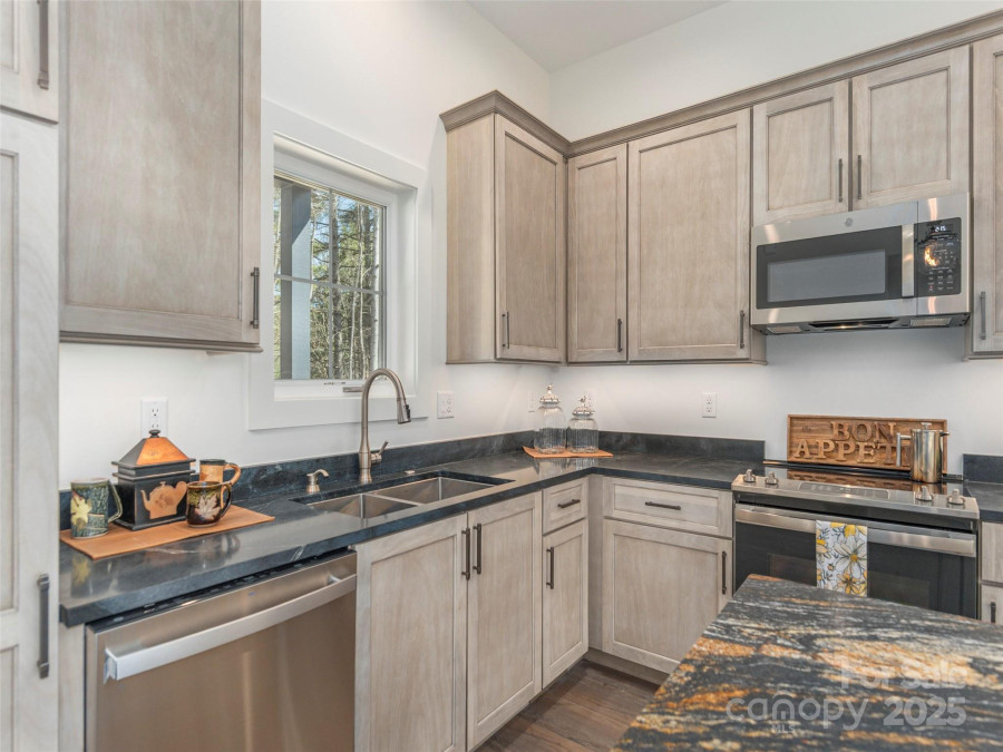 410 Dream Valley Dr Clyde, NC 28721