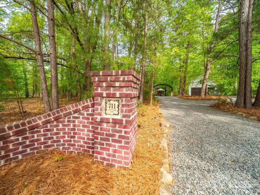 711 Elizabeth Ln Matthews, NC 28105