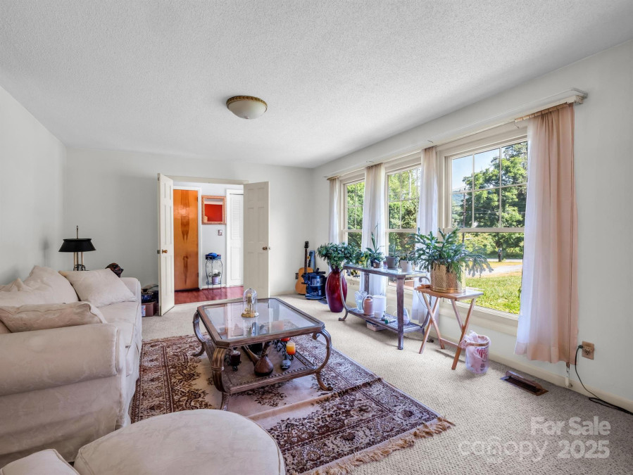 2512 Brevard Rd Hendersonville, NC 28791