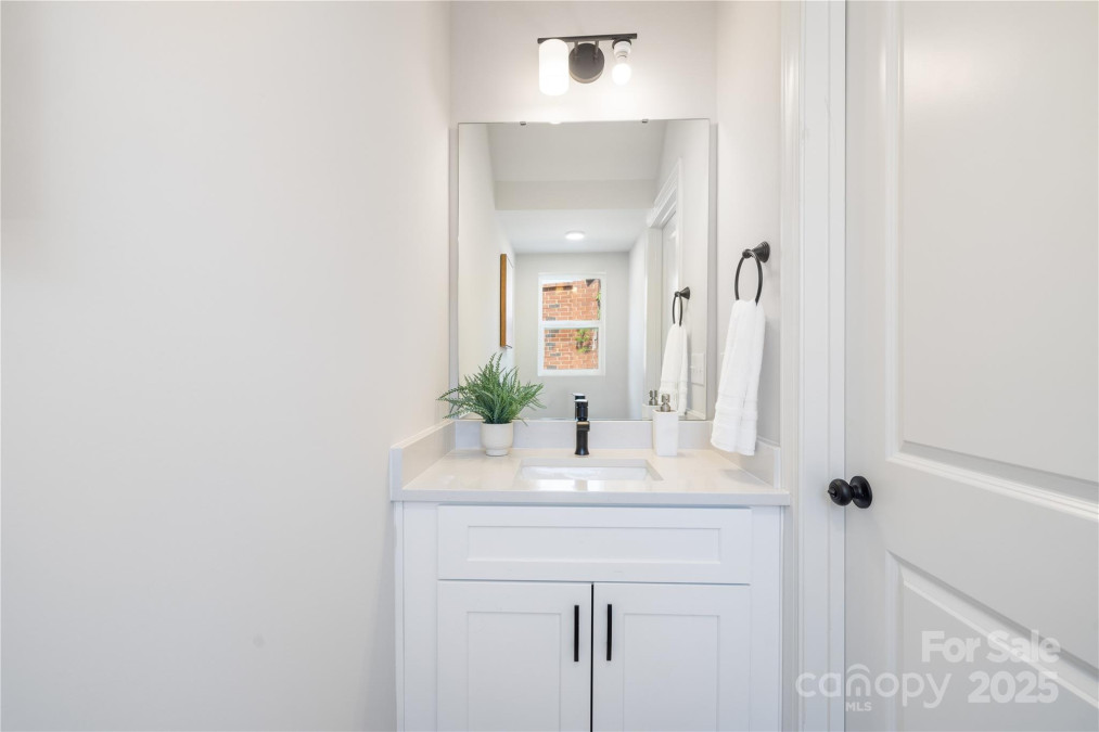 2544 Pinestream Dr Charlotte, NC 28216