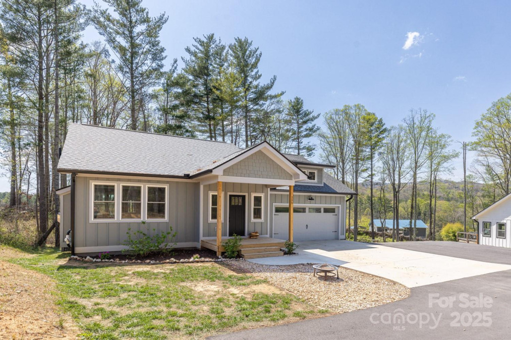 209 Fall Leaves Dr Fairview, NC 28730