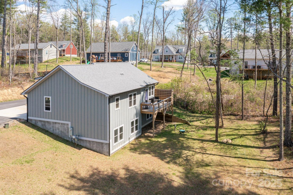 209 Fall Leaves Dr Fairview, NC 28730
