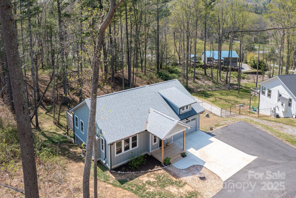 209 Fall Leaves Dr Fairview, NC 28730