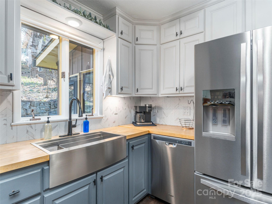 570 County Rd Waynesville, NC 28785