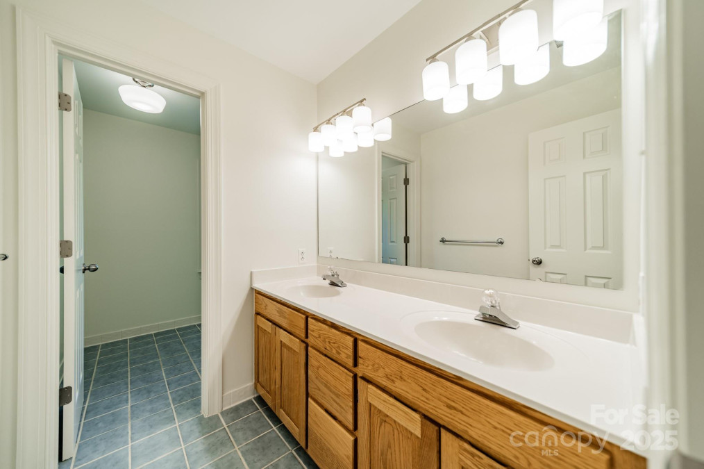5232 Silchester Ln Charlotte, NC 28215