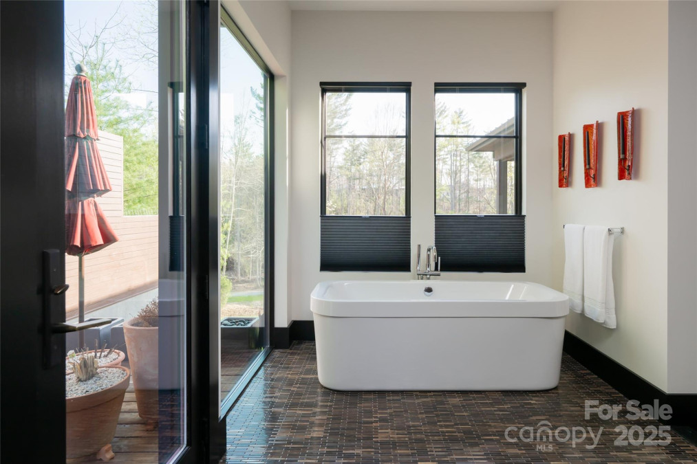 32 Brookline Dr Asheville, NC 28803