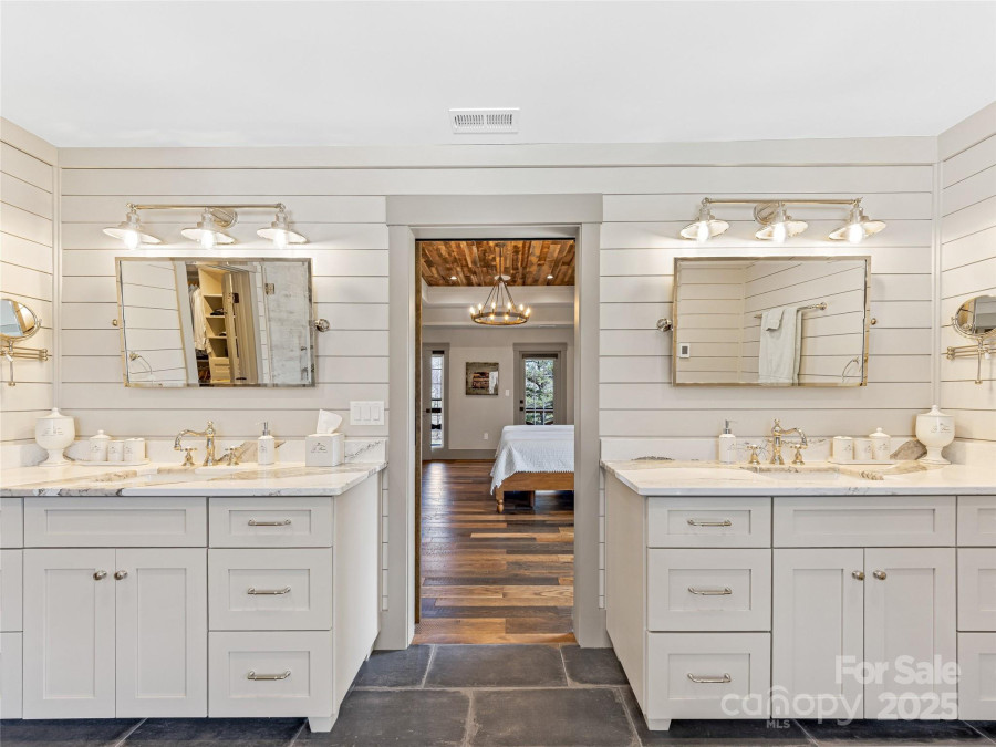 59 Bradford Hill Rd Mills River, NC 28759