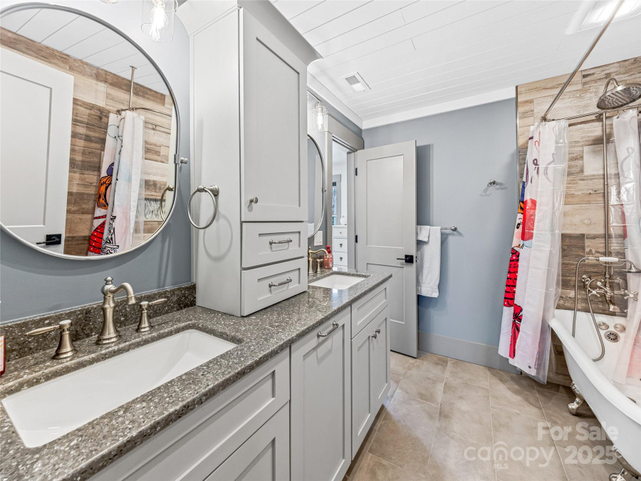 59 Bradford Hill Rd Mills River, NC 28759
